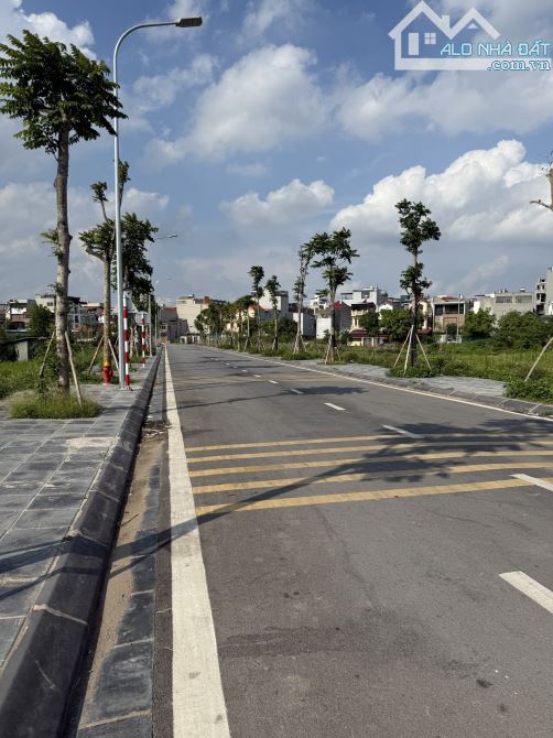 Bán đất cạnh trường cấp 3 Thạch Bàn, 2 mặt tiền ô tô, 60m2, mặt tiền 5m, giá nhỉnh 11 tỷ. - 2