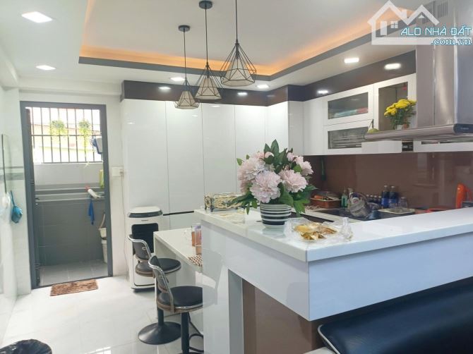 BÁN NHÀ HUỲNH THỊ HAI Q12 - 4 TẦNG 72M2 ( 4M X 18M) - ĐƯỜNG 6M - 6.95 TỶ. - 2