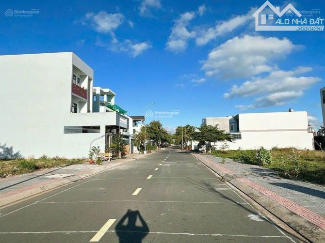 Cắt lỗ sâu - DT:125m2 Giá còn 2Tỷ1 TĐC Lộc An - Bình Sơn. Cách Sân Bay 3km - 4