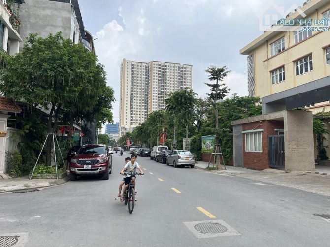 BÁN ĐẤT LÔ GÓC NGUYỄN XIỂN. DT 633 M. MT 35 . ĐẲNG CẤP NHẤT HÀ NỘI . VỈA HÈ . Ô TÔ TRÁNH - 1
