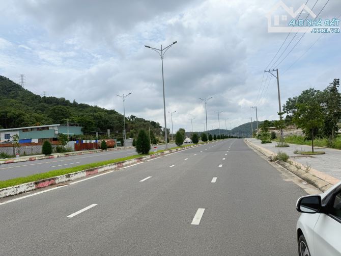 Bán 3.800m2 View Núi Có 300 Thổ Ngay Mặt Tiền Tuyến Tránh Bà Rịa - 3
