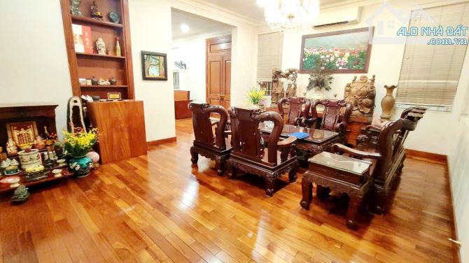 Biệt Thự khu VIP hàng hiếm 3 MT Nguyễn Thành Ý- Quận 1 DT:13x20 KC: Trệt 3 Tầng Giá;128 Tỷ - 3