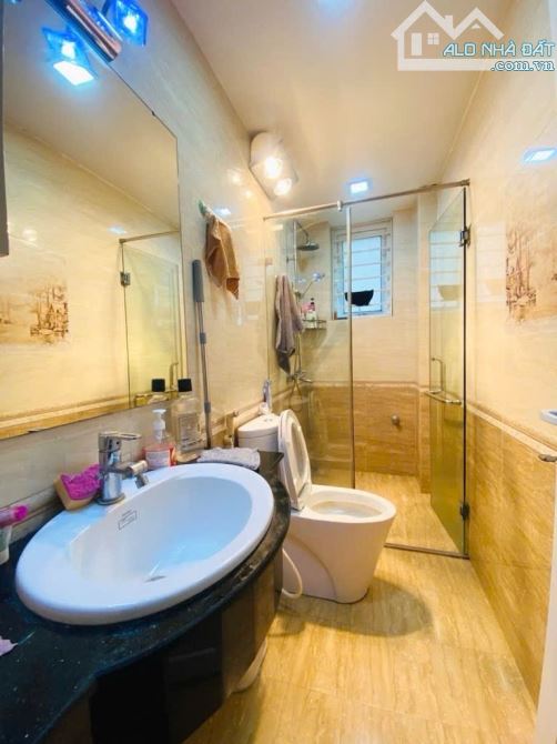 Cầu Giấy - 48m2 - 5 tầng - Mặt tiền 4,6m - Lô góc - Kinh doanh - Ô tô 16 chỗ đỗ cửa - 4