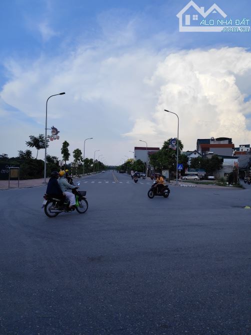 Bán đất cự khối mặt đường 40m , dt 35m² , mt 4,7m phân lô vỉa hè kinh doanh giá 10,9 tỷ TL - 5