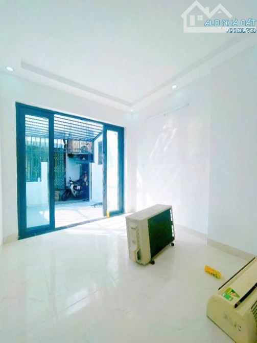 Bán nhà 2 tầng Bến Vân Đồn, gần cầu Dừa, giá 4.5 tỷ - 5
