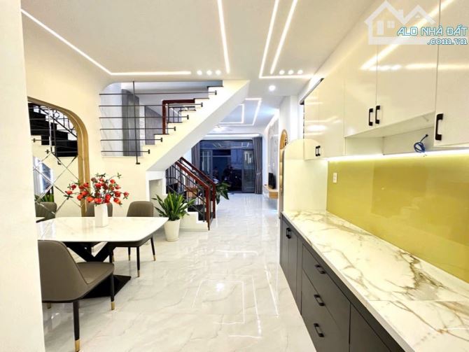NHÀ HẺM XE HƠI GIÁ TỐT NHẤT TRÊN TRỤC ĐƯỜNG LÊ VĂN THỌ - 44M² - CHỈ 5.XX TỶ TL - 5