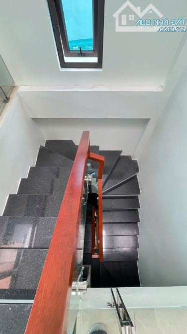 TRUNG TÂM VIỆT HƯNG - NHÀ DÂN XÂY 6.3 TY - THOÁNG SÁNG - ĐI BỘ RA BIG C - TƯƠNG LAI QUY HO - 6