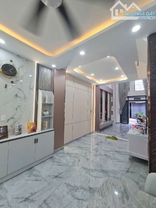 NHÀ MỚI 3 TẦNG KHU EMART 2 - XE HƠI NGỦ TRONG NHÀ - 4X18 NỞ HẬU - HẺM MỘT XẸC - 6