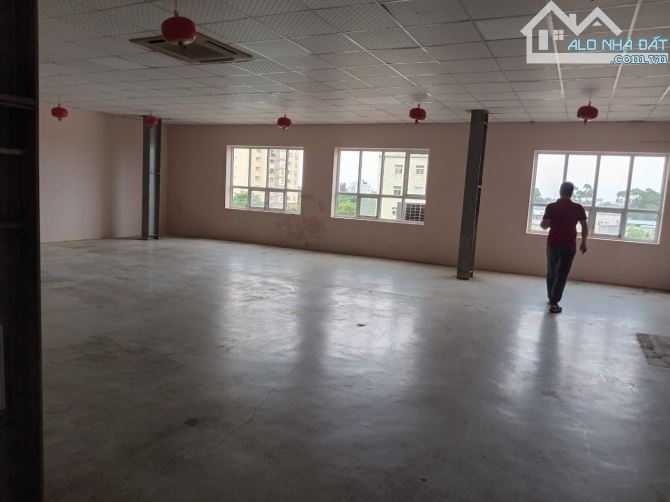 Bán nhà mặt phố Tân Mai, Hoàng Mai, DT: 1300m2, mặt tiền 32m, Giá 130 tỷ TL