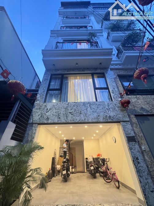 Bán nhà Nguyễn Sơn, Long Biên, 42m2, 7 Tầng, GARA, THANG MÁY, KINH DOANG, Ô TÔ TRÁNH.