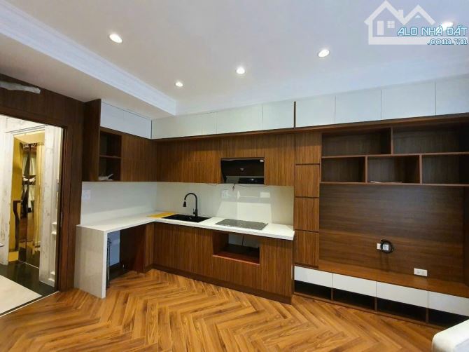 BÁN NHÀ NGUYỄN VĂN CỪ NHỈNH 10 TỶ, DT: 42M2, MT4.2M, 6TẦNG THANG MÁY