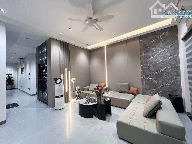 Bán nhà Ngô Gia Tự, Long Biên: 42m2, 6 tầng, 9 tỷ, lô góc, ô tô, ngõ thông, thang máy
