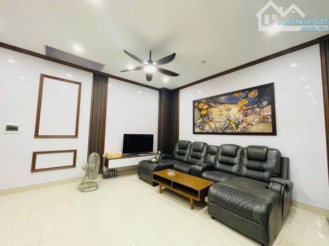 Nhà đẹp phân lô Nguyên Hồng 5m ra ô tô 40m ra mặt phố sổ vuông 4T 45m2 đủ nội thất ở luôn