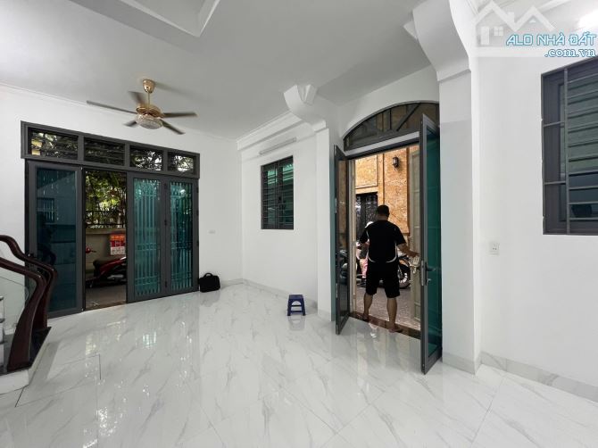 Chính chủ bán nhà 4 tầng, 38m, MT mênh mông, ở sướng, ô tô vào nhà, Vương Thừa Vũ
