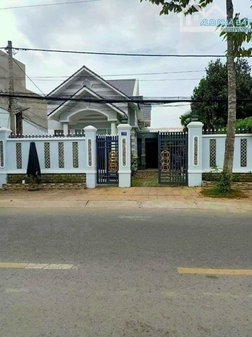 nhà mái thái toàn bộ cửa gỗ bán giá rẻ như cho