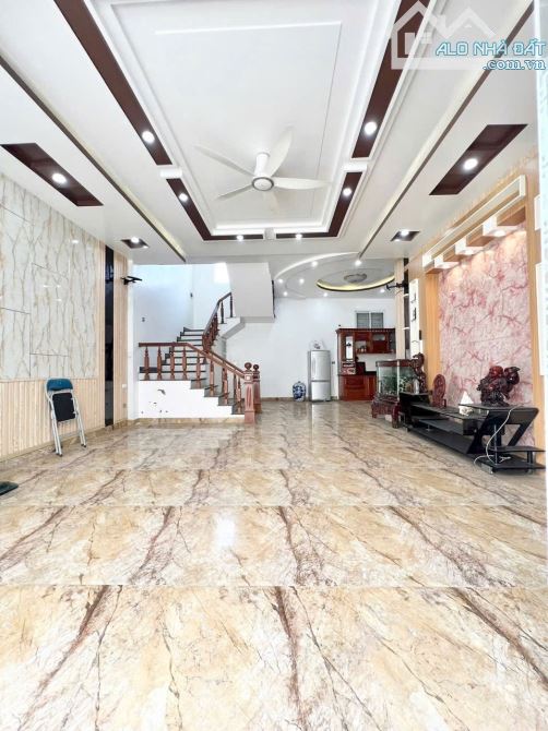 Nhà 3 tầng gần Metro Sở Dầu, oto đỗ cửa 65,6m2 chỉ 3,95 tỷ
