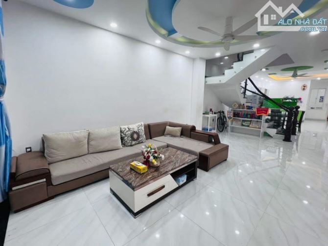 Bán nhà đường Hoàng Văn Thụ mới đẹp,trung tâm Vũng Tàu,gần biển, gần chợ 125m2 giá 12x tỷ