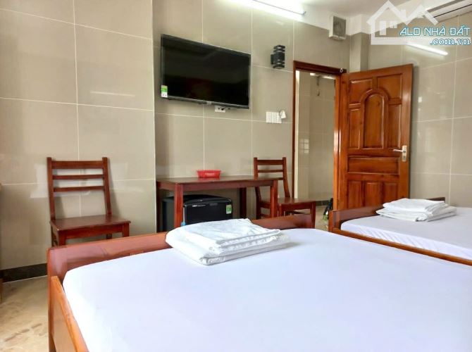 BÁN KHÁCH SẠN MẶT TIỀN ĐẸP, 6 LẦU, THU NHẬP ỔN ĐỊNH 100-120TR/THÁNG, CÓ THANG MÁY.