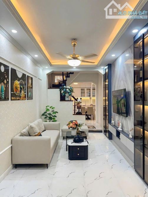 Bán nhà Xuân Đỉnh , 33m2 chỉ 7 tỷ , ngõ thông , sát phố , ô tô đỗ , lô góc , full nội thât