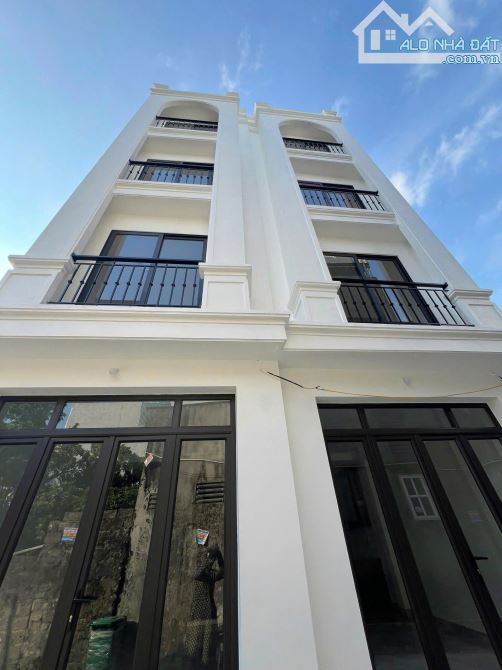 Bán nhà đẹp số 1 phụng châu .ô tô đỗ cửa. Cách trường TDTT 500m.30m.4 tầng .3x tỷ có TL