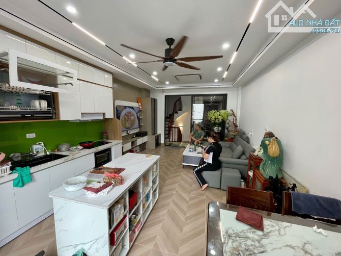 Nhà đẹp nội thất hiện đại ô tô vào nhà ngõ Phố Giang Biên DT 47m2 . Giá 11.2 tỷ