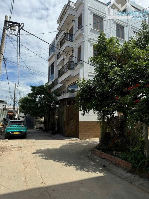 Bán lô đất góc 2 mặt tiền 1 trục thẳng bờ kè sông Vàm Thuật, p15 quận gò vấp, dt 5,7x10m