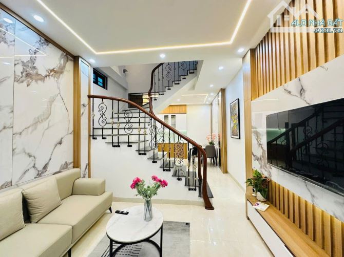BÁN NHÀ MT 8M, LÔ GÓC 3 THOÁNG, GARA Ô TÔ, GẦN HỒ KHƯƠNG ĐÌNH, THANH XUÂN