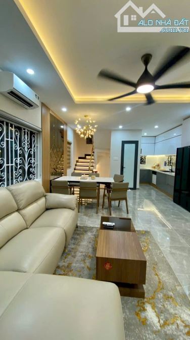 Chủ Nhà Rất Cần Bán Căn Nhà HXH Hồ Bá Kiện, P.15, Quận 10 - DT: 4.2x14m - 2 lầu - 10.9 tỷ