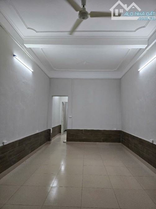 Cho thuê gấp nhà nguyên căn, DT 80m2x2tầng, ngõ xe ba gác, đường Hồng Hà, HN, 12,5tr/tháng