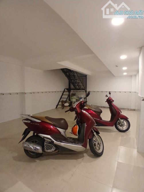 CHDV 6 TẦNG THANG MÁY 135m2 - 16 PHÒNG THU NHẬP HƠN 100TR/THÁNG - 10