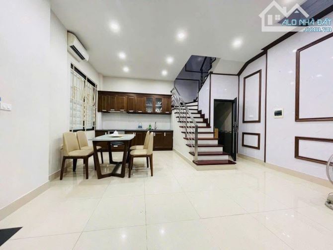 Nhà đẹp phân lô Nguyên Hồng 5m ra ô tô 40m ra mặt phố sổ vuông 4T 45m2 đủ nội thất ở luôn - 1