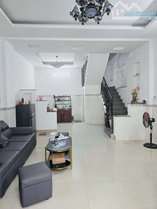 CẦN BÁN NHÀ 2 TẦNG DTSD 100M2 HẺM XE HƠI NGAY TÂN THỚI HIỆP NGUYỄN VĂN QUÁ - 1