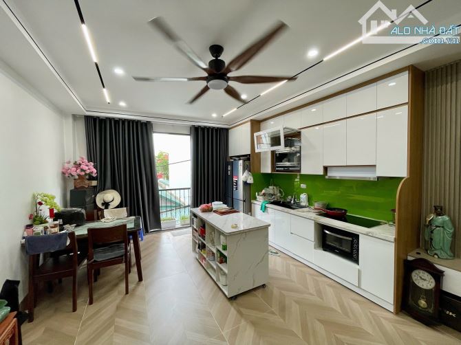 Nhà đẹp nội thất hiện đại ô tô vào nhà ngõ Phố Giang Biên DT 47m2 . Giá 11.2 tỷ - 1