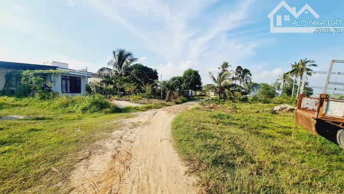 bán gấp 1000m2 phủ hồng, sổ riêng, đường rộng 6m, cách biển LaGi 1km. giá rẻ 1,1 tỷ - 1