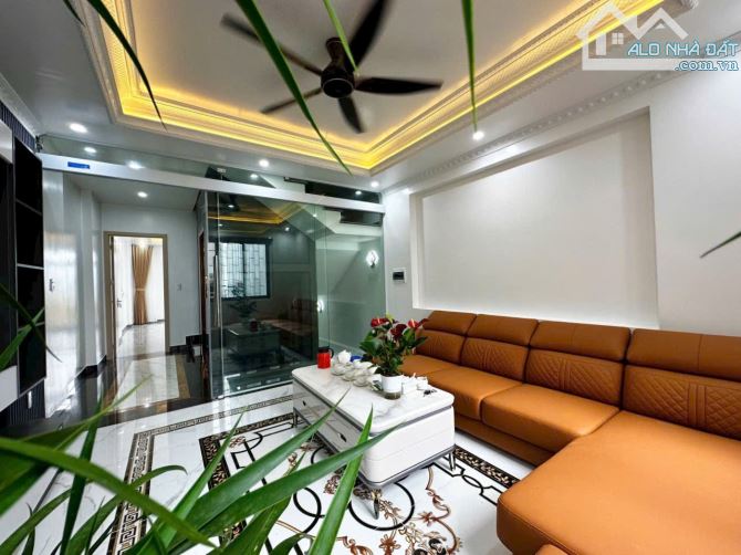 Bán nhà 4 tầng thang máy phố Hồ Sen, ô tô đỗ cửa - 1