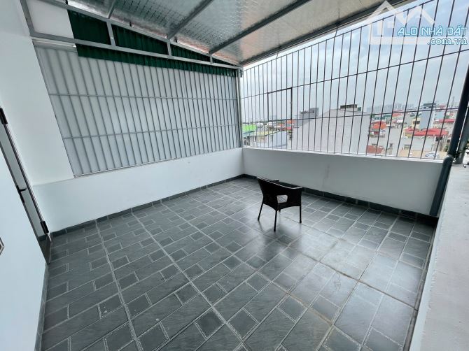 Nhà đẹp nội thất hiện đại ô tô vào nhà ngõ Phố Giang Biên DT 47m2 . Giá 11.2 tỷ - 14