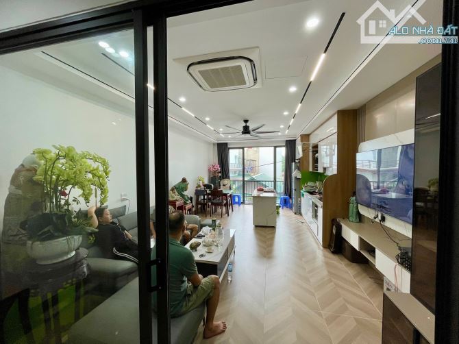 Nhà đẹp nội thất hiện đại ô tô vào nhà ngõ Phố Giang Biên DT 47m2 . Giá 11.2 tỷ - 2