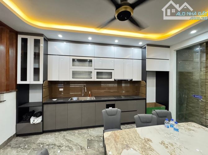 BÁN NHÀ PHÂN LÔ NGUYÊN HỒNG 52M2 - 5 TẦNG - 4M MT - 25.5 TỶ - DÒNG TIỀN 25TR/THÁNG - HIẾM - 2