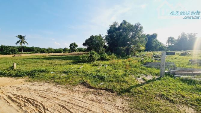 bán gấp 1000m2 phủ hồng, sổ riêng, đường rộng 6m, cách biển LaGi 1km. giá rẻ 1,1 tỷ - 2
