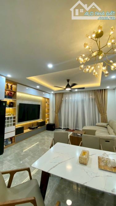 Chủ Nhà Rất Cần Bán Căn Nhà HXH Hồ Bá Kiện, P.15, Quận 10 - DT: 4.2x14m - 2 lầu - 10.9 tỷ - 2
