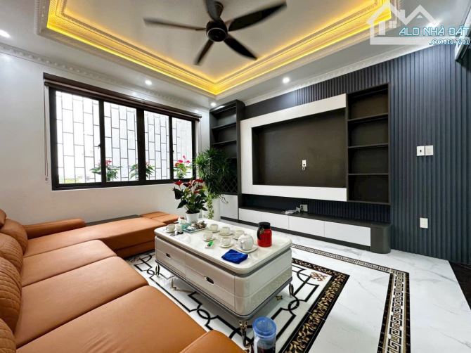 Bán nhà 4 tầng thang máy phố Hồ Sen, ô tô đỗ cửa - 2