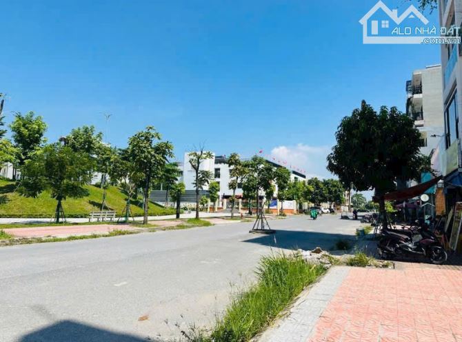 CHÍNH CHỦ GỬI BÁN LÔ ĐẤT MẶT PHỐ HỒNG TIẾN. THÀNH PHỐ HÀ NỘI  Diện tích 30 - 3