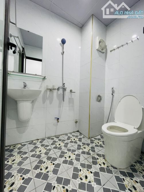BÁN CHDV 86,8M2 - 7 TẦNG THANG MÁY - 27 PHÒNG KHÉP KÍN- DOANH THU 120 TRIỆU/ THÁNG - 4