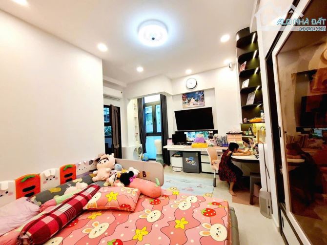 Nhà bán: đường Lê văn sỹ. Q3 . DTSD 31.6m2. 5 tầng. Giá 8,9 tỷ - 5