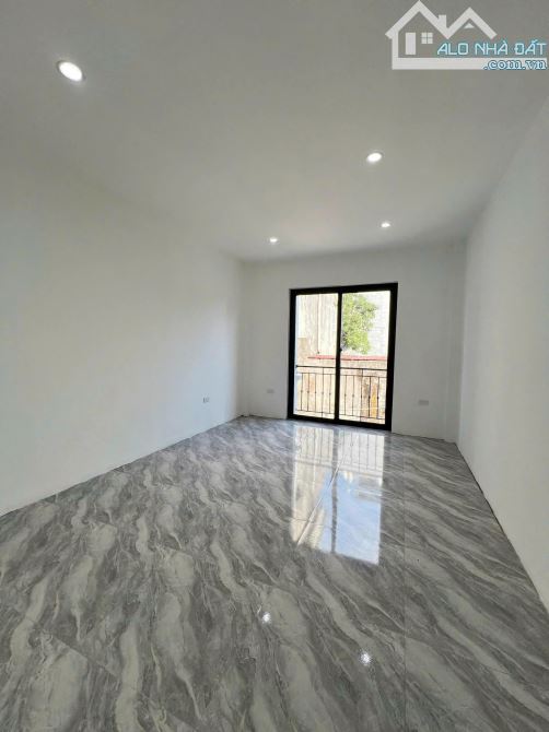 Bán nhà đẹp số 1 phụng châu .ô tô đỗ cửa. Cách trường TDTT 500m.30m.4 tầng .3x tỷ có TL - 5