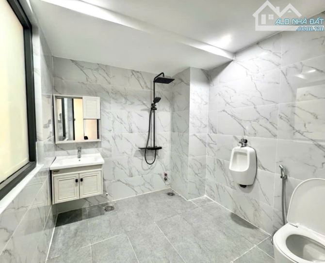 GẤP bán nhà ĐẸP 4Tầng (5.2 x 12) 4P ngủ - 15m ra hẻm OTO TRÁNH, sát MẶT TIỀN Nguyên Hồng - 5