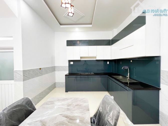 Bán nhà 3 tầng, 50m2, hẻm xe hơi, gần cầu phú xuân, thị trấn nhà bè, giá 5.8 tỷ - 6