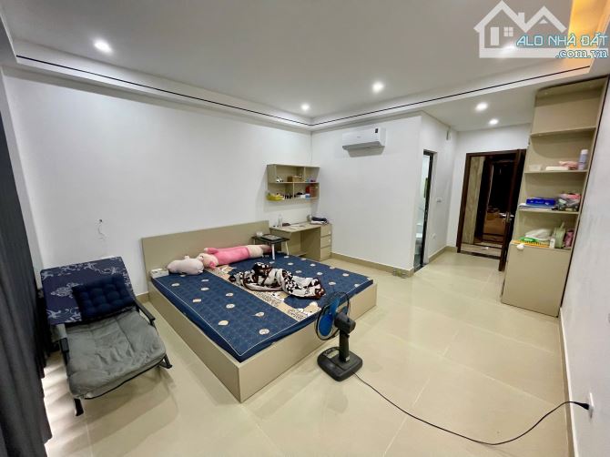 Nhà đẹp nội thất hiện đại ô tô vào nhà ngõ Phố Giang Biên DT 47m2 . Giá 11.2 tỷ - 8