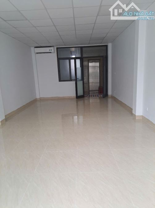 Cho thuê nhà ngõ 106 Hoàng Quốc Việt,  Dt 65m2 x 7 tầng mới đủ điều hòa có Thang Máy