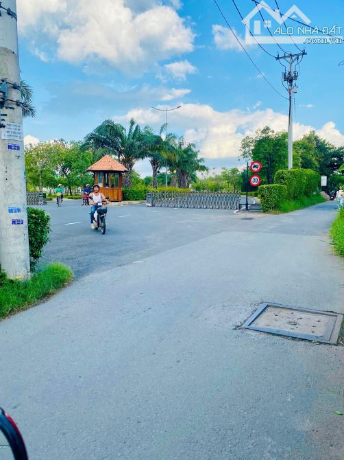 Giá Sập Sàn Bán Đất Giáp Q2 cạnh Khu Khang Điền, lake view, full thổ cư, đường rộng 6m,